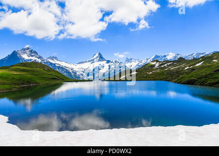 Lago Bachalpsee nelle montagne innevate, Gridelwald-First nella regione di Jungfrau dell Oberland Bernese, Alpi, Svizzera, guardando verso la gamma Eiger Foto Stock