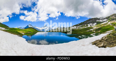 Lago Bachalpsee nelle montagne innevate, Gridelwald-First nella regione di Jungfrau dell Oberland Bernese, Alpi, Svizzera, guardando verso la gamma Eiger Foto Stock