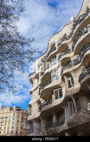 Barcellona, Spagna - 26 Marzo 2018: Casa Mila progettato dall'architetto catalano Antoni Gaudí, un sito Patrimonio Mondiale dell'UNESCO in Barcellona, Spagna Foto Stock