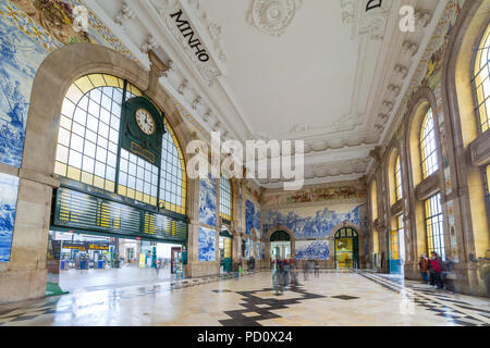 Porto, Portogallo - 16 Gennaio 2018: la gente nel vestibolo della alla Stazione Ferroviaria di Sao Bento. Essa è decorata con circa 20.000 azulejo piastrelle, dat Foto Stock