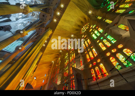 Barcellona, Spagna - 27 Marzo 2018: bella luce dal sained finestre di vetro nella Sagrada Familia a Barcellona, Spagna. Foto Stock