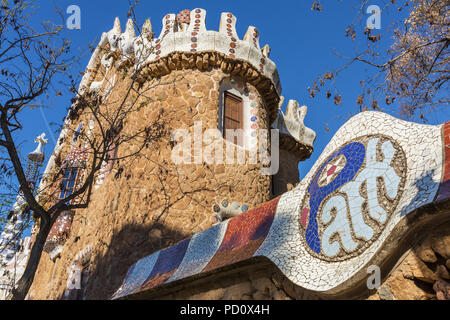 Barcellona, Spagna - 28 Marzo 2018: parte della recinzione in pietra del Parco Guell di Barcellona, Spagna Foto Stock