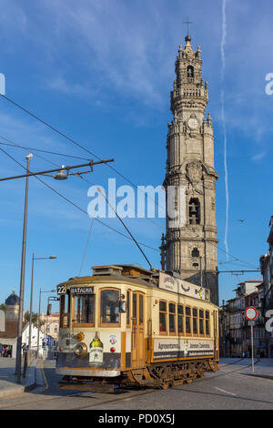 Porto, Portogallo - 16 Gennaio 2018: il vecchio tram e la famosa Torre dos Torre Clerigos a Porto, Portogallo. Foto Stock