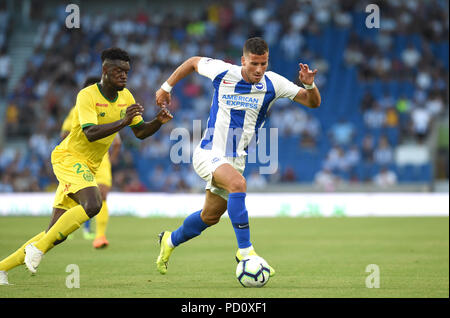 Brighton UK 3 agosto 2018 - Tomer Hemed di Brighton sulla palla durante la partita di calcio pre stagione amichevole tra Brighton e Hove Albion e Nantes all'American Express Community Stadium - solo per uso editoriale Foto Stock