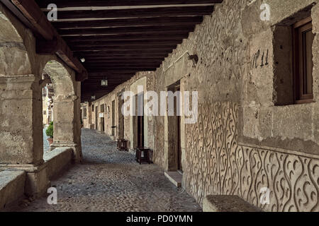 Portico della piazza principale del borgo di Pedraza, città di Segovia Castiglia e Leon, Spagna, Europa Foto Stock