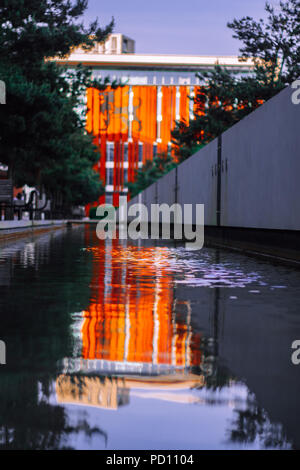 Immagine del tramonto della vecchia scuola curzon edificio a millennium point Foto Stock