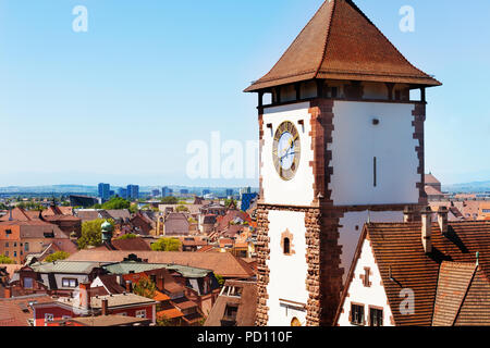 Freiburg vista città con torre Schwabentor, Germania Foto Stock