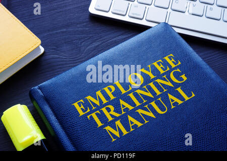 Formazione dei dipendenti manuale su un tavolo per ufficio. Foto Stock