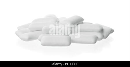 Pezzi di bianco chewing gum isolati su sfondo bianco Foto Stock