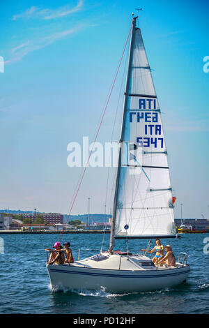 Trieste, Italia, il 4 agosto 2018. Una famiglia gode la loro barca a vela come essi salpare l'adriatico porto di Trieste in Italia. Foto di Enrique Shore Foto Stock