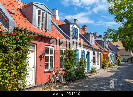 Pittoresca vecchia del XIX secolo e ospita su Møllestien vicino al centro della città di Aarhus, Danimarca Foto Stock