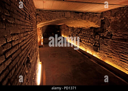 Parte illuminata del sistema di tunnel i turisti amano esplorare al di sotto della città di Napoli, Italia Foto Stock