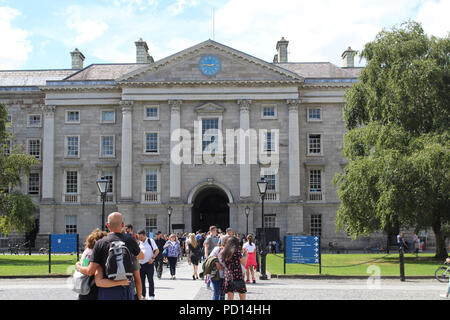 Il Trinity College di Dublino, Irlanda, la parte posteriore dell'entrata principale con i turisti in streaming per visualizzare lo storico edificio che risale a c1592. Foto Stock