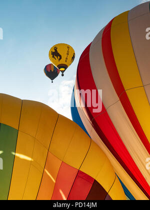 Due i palloni ad aria calda in volo con due in primo piano illustrato parzialmente ancora in fase di gonfiaggio. I palloncini sono al Big Sky Balloon Fest Luglio 2018 Foto Stock