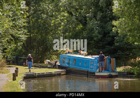 Il canottaggio sulla Stratford upon Avon Canal vicino Lapworth, Warwickshire, Inghilterra, Regno Unito Foto Stock