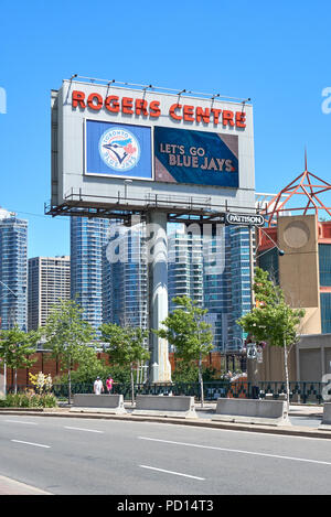 TORONTO, Canada - 15 luglio 2018: Blue Jays logo su Rogers Centre billboard nel centro cittadino di Toronto. Il Toronto Blue Jays sono un canadese base professionale Foto Stock