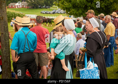 La folla in una famiglia evento della durata di un giorno nel Paese Amish, Lancaster County, Pennsylvania, STATI UNITI D'AMERICA Foto Stock