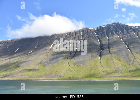 Sulle colline vicino a Isafjordur, Islanda. Luglio 2018 Foto Stock
