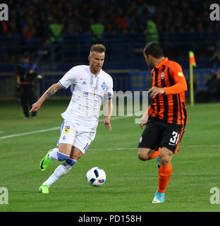 KHARKIV, Ucraina - 17 Maggio 2017: Andriy Yarmolenko di Dynamo Kyiv (L) combatte per una sfera con Ismaily di Shakhtar Donetsk durante la loro calotta dell'Ucraina F Foto Stock