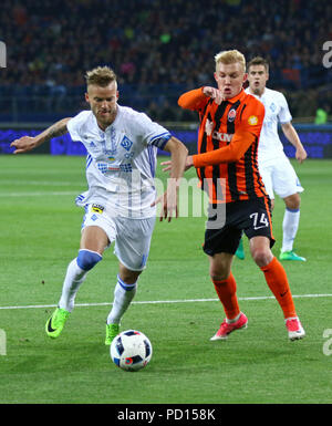 KHARKIV, Ucraina - 17 Maggio 2017: Andriy Yarmolenko di Dynamo Kyiv (L) combatte per una sfera con Viktor Kovalenko di Shakhtar Donetsk durante la loro tazza di Foto Stock