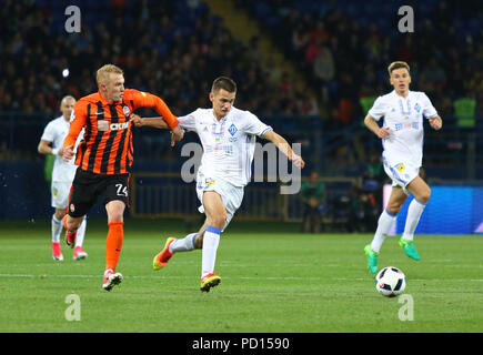 KHARKIV, Ucraina - 17 Maggio 2017: Volodymyr Shepelev di Dynamo Kyiv (R) combatte per una sfera con Viktor Kovalenko di Shakhtar Donetsk durante la loro tazza di Foto Stock