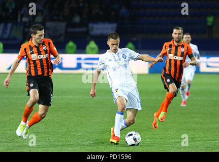 KHARKIV, Ucraina - 17 Maggio 2017: Volodymyr Shepelev di Dynamo Kyiv (in bianco) controlla una palla durante la Coppa di Ucraina gioco finale contro Shakhtar fare Foto Stock