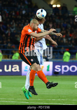 KHARKIV, Ucraina - 17 Maggio 2017: Yaroslav Rakytskyi di Shakhtar Donetsk (in arancione) combatte per una sfera con Denys Garmash di Dynamo Kyiv durante il loro C Foto Stock