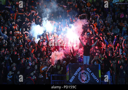 KHARKIV, Ucraina - 17 Maggio 2017: Shakhtar Donetsk ultra (tifosi Ultras) bruciare flares durante la Coppa di Ucraina gioco finale contro la Dynamo Kyiv a OS Foto Stock