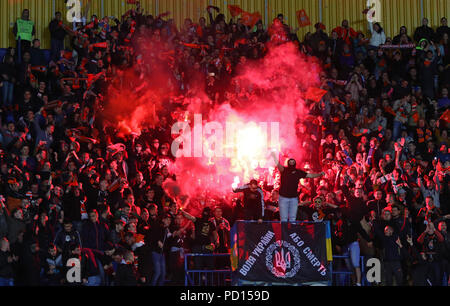 KHARKIV, Ucraina - 17 Maggio 2017: Shakhtar Donetsk ultra (tifosi Ultras) bruciare flares durante la Coppa di Ucraina gioco finale contro la Dynamo Kyiv a OS Foto Stock