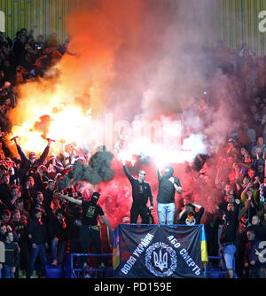 KHARKIV, Ucraina - 17 Maggio 2017: Shakhtar Donetsk ultra (tifosi Ultras) bruciare flares durante la Coppa di Ucraina gioco finale contro la Dynamo Kyiv a OS Foto Stock