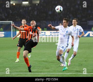 KHARKIV, Ucraina - 17 Maggio 2017: Yaroslav Rakytskyi di Shakhtar Donetsk (L) combatte per una sfera con Artem Besedin di Dynamo Kyiv durante il loro calice del Regno Unito Foto Stock