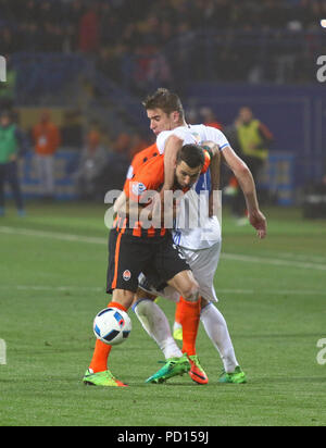 KHARKIV, Ucraina - 17 Maggio 2017: Dario Srna di Shakhtar Donetsk (L) combatte per una sfera con Artem Besedin di Dynamo Kyiv durante la loro calotta dell'Ucraina Fi Foto Stock