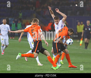 KHARKIV, Ucraina - 17 Maggio 2017: Shakhtar Donetsk giocatori (in arancione) lotta per una sfera con Dynamo Kyiv giocatori durante la loro calotta dell'Ucraina gioco finale Foto Stock