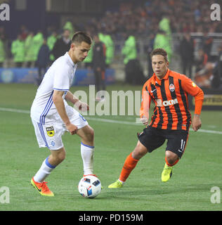 KHARKIV, Ucraina - 17 Maggio 2017: Volodymyr Shepelev di Dynamo Kyiv (L) combatte per una sfera con Marlos di Shakhtar Donetsk durante la loro calotta dell'Ucraina F Foto Stock