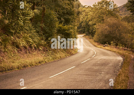 Una strada a due corsie nella campagna inglese. Parco Nazionale del Distretto dei Laghi, Cumbria Foto Stock