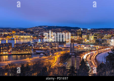 Oslo Notte Vista aerea dello skyline della città al quartiere degli affari e il progetto di codice a barre, Oslo Norvegia Foto Stock