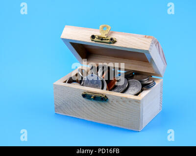 Moneta thailandese in legno torace su sfondo blu Foto Stock