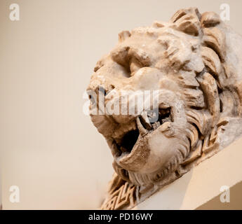 Lions Head Fontana dalla tholos (altare Thymele) di Epidauro, 365-424 A.C. Foto Stock