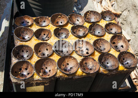 Filippino tradizionale modo di preparazione di frumento semola di bianco crema di farina e di latte mediante cottura a vapore in legno di noce di coke. Foto Stock