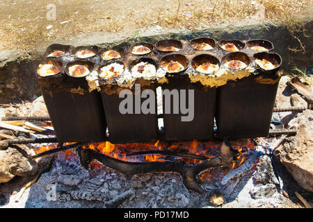 Filippino tradizionale modo di preparazione di frumento semola di bianco crema di farina e di latte mediante cottura a vapore in legno di noce di coke. Foto Stock