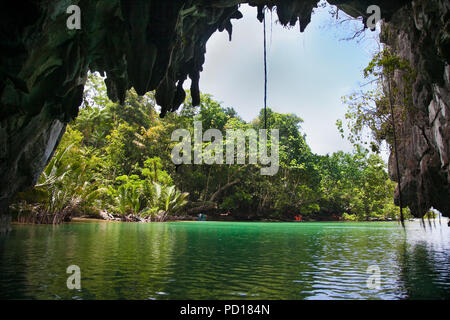 Entrata nella Grotta di Puerto Princesa sotterraneo del fiume sotterraneo. Palawan, Filippine. Si tratta di uno dei 7 nuove meraviglie della natura. Foto Stock