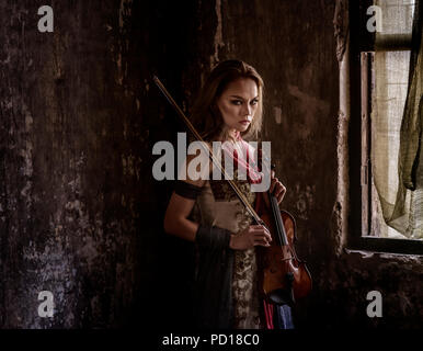 Dark moody Ritratto di violinista mostrando profonda espressione Foto Stock