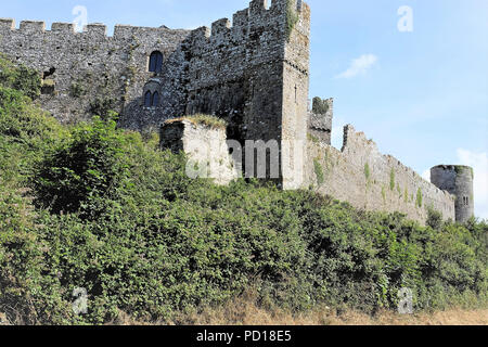 Manorbier, Pembrokeshire, South Wales, Regno Unito. Il 25 luglio 2018. Il XI secolo Manorbier Castle preso dalla strada della spiaggia di Manorbier nel Galles del Sud, Regno Unito. Foto Stock