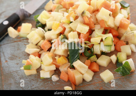 La preparazione di verdure miste Foto Stock