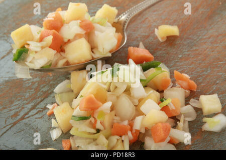 La preparazione di verdure miste Foto Stock