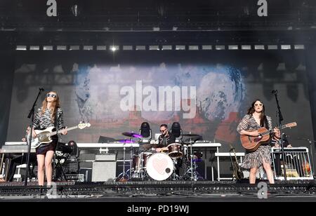 Kit di primo soccorso esegue sul palcoscenico Bestival Dorset, UK Credit: Finnbarr Webster/Alamy Live News Foto Stock