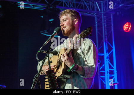 Sidmouth, Regno Unito. Il 5 agosto 2018. Jack Rutter sui principali palco del festival. Inizio nel 1955, Sidmouth Folk settimana ha dominato la scena folk per 63 anni e ora attrae decine di migliaia di visitatori per oltre 700 diversi eventi. Foto centrali/Alamy Live News Foto Stock