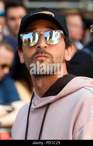 Londra, Regno Unito. Il 5 agosto 2018. Adrien Brody, attore si unisce agli altri operatori. Gumball 3000, una carità rally per supercars e più, compresi i nuovi operatori di celebrità, inizia a Covent Garden con 150 i partecipanti iniziano il loro viaggio da Londra a Tokyo. Credito: Stephen Chung / Alamy Live News Foto Stock