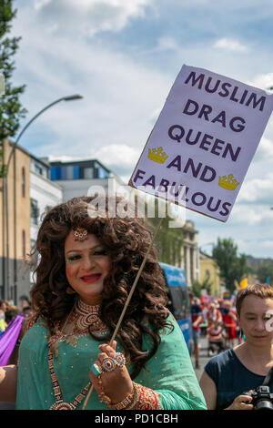 Brighton, Regno Unito. Il 4 agosto 2018. La Comunità Pride Parade fanno la loro strada dal lungomare a Preston Park, durante l annuale di Brighton e Hove Pride evento. Il 4° agosto 2018. In Preston Park, attivista LGBT Peter Tatchell ha tenuto un discorso in relazione all'evento e diversi artisti tra i quali Pixie Lott, eseguita sul palco principale in Preston Park Credit: Matt Duckett/IMAGESLIVE/ZUMA filo/Alamy Live News Foto Stock