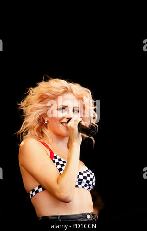 Brighton, Regno Unito. Il 4 agosto 2018. La Comunità Pride Parade fanno la loro strada dal lungomare a Preston Park, durante l annuale di Brighton e Hove Pride evento. Il 4° agosto 2018. In Preston Park, attivista LGBT Peter Tatchell ha tenuto un discorso in relazione all'evento e diversi artisti tra i quali Pixie Lott, eseguita sul palco principale in Preston Park Credit: Matt Duckett/IMAGESLIVE/ZUMA filo/Alamy Live News Foto Stock